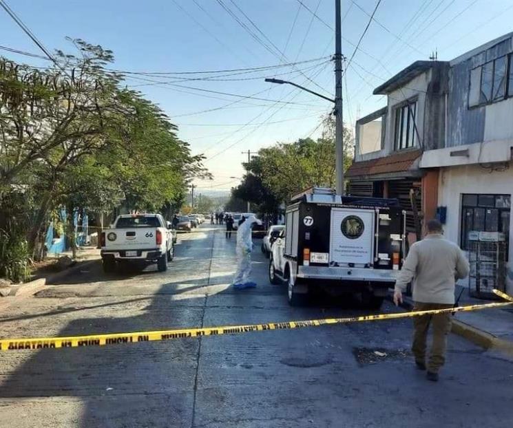 Hallan cuerpo de hombre sin vida maniatado debajo de auto