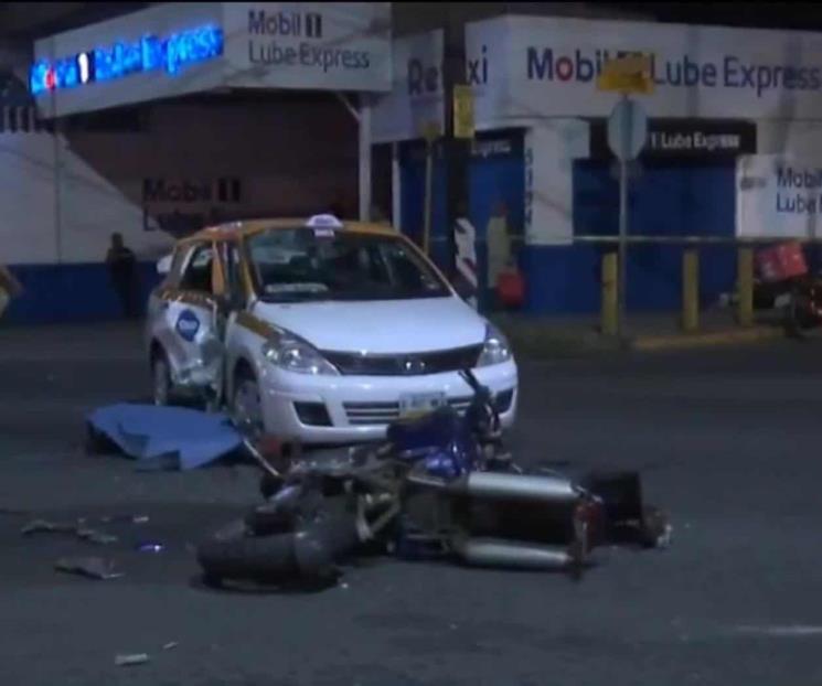 Motociclista muere tras estrellarse contra taxi