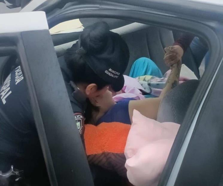 Auxilian a mujer con labores de parto