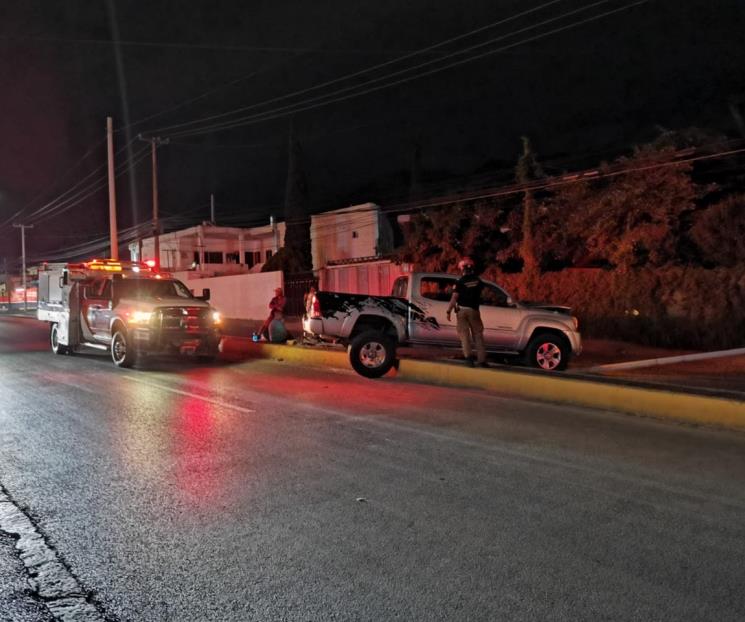 Se estrella camioneta contra luminaria y la derriba