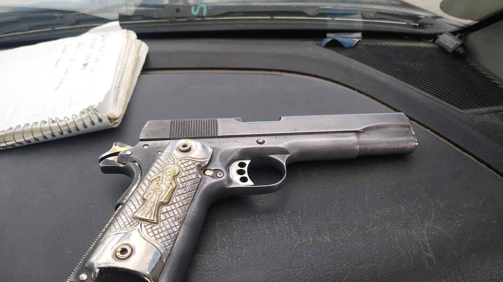 Detuvieron a cuatro hombres y dos jovencitas quienes llevaban en sus vehículos dos armas de fuego