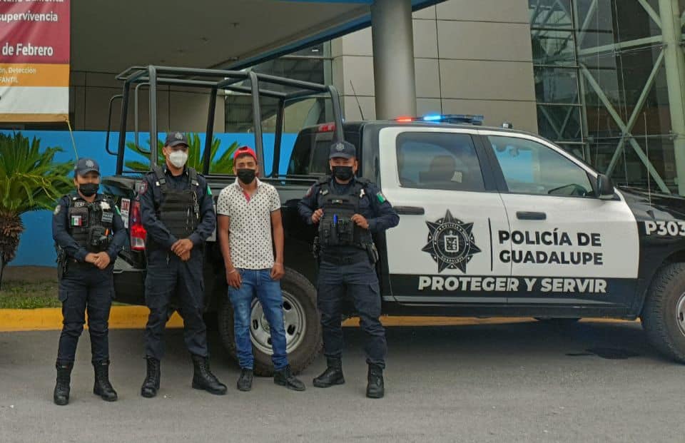 Policías de Guadalupe, junto con una pasante en enfermería que iba pasando por el lugar, auxiliaron en las labores de parto a una mujer que se dirigía al hospital en su vehículo