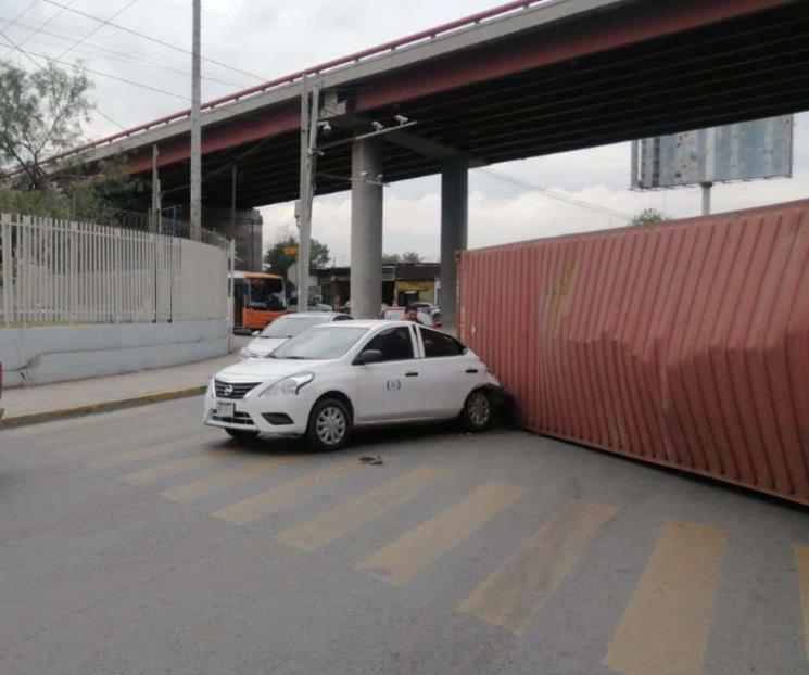 Topa tráiler con puente, vuelca y cae sobre auto