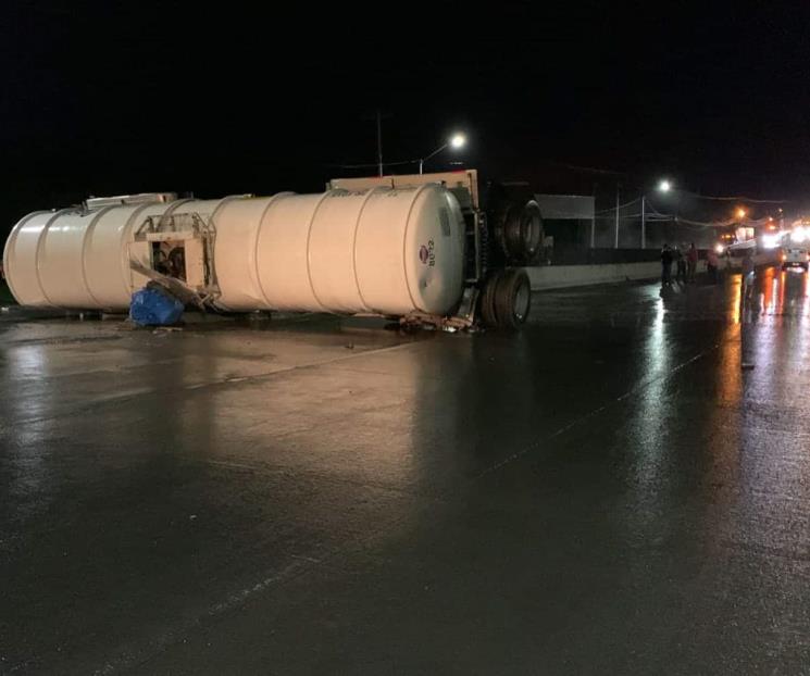 Vuelca pipa repleta de diésel