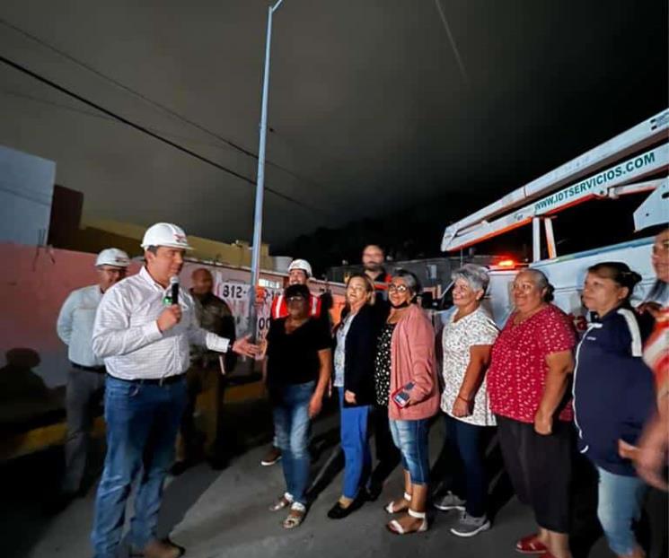 Colocan en Santa las primeras 3 mil nuevas lámparas led