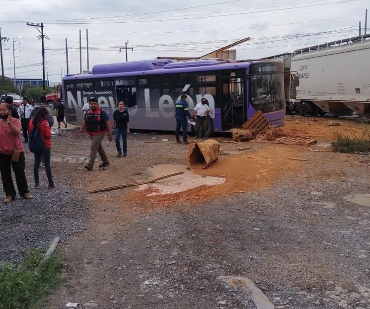 Chocan tren, camión urbano y tráiler, hay 10 lesionados
