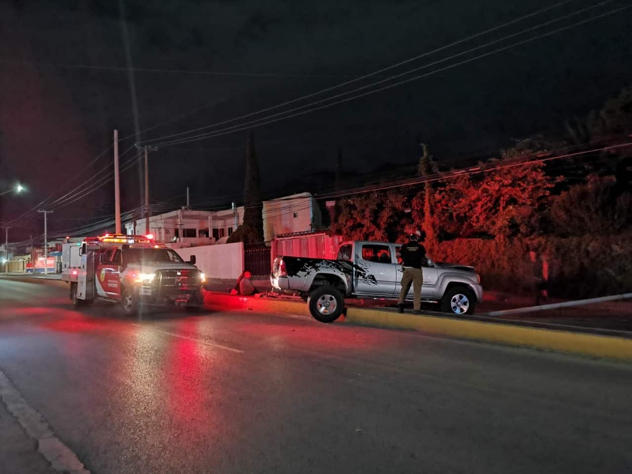 El conductor de una camioneta se estrelló contra una luminaria la cual además derribó, en la Colonia Granja Postal
