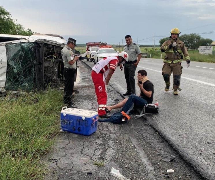 Sobrevive conductor tras volcadura