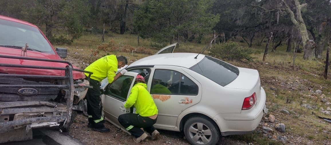 Una persona de la tercera edad murió y otro más resultó lesionado, luego de ser impactados de frente por el conductor de una camioneta
