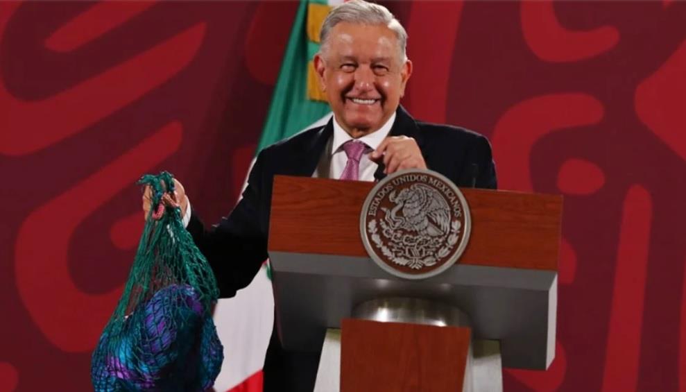 Regalan hamaca a López Obrador