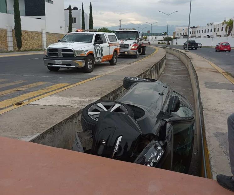 Cae con su auto a canalón