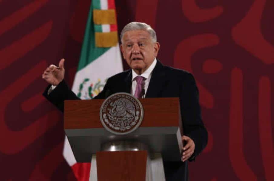 Acusa AMLO al PAN de frenar plan de la SEP