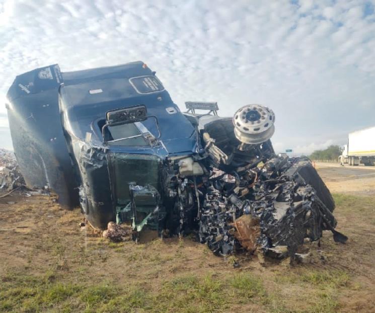 Chocan tráileres de frente; fallece uno de los choferes