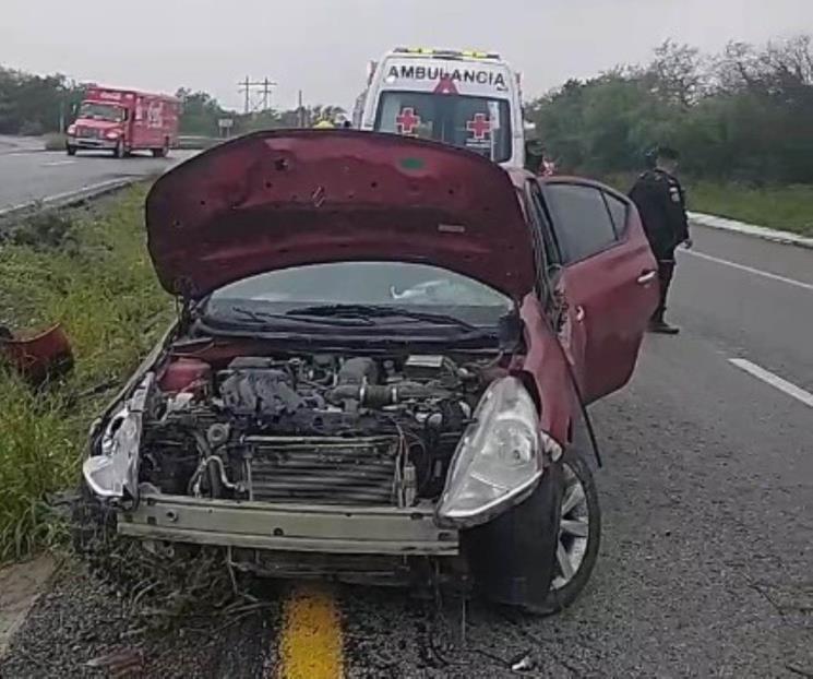 Resultan tres personas heridas en volcadura