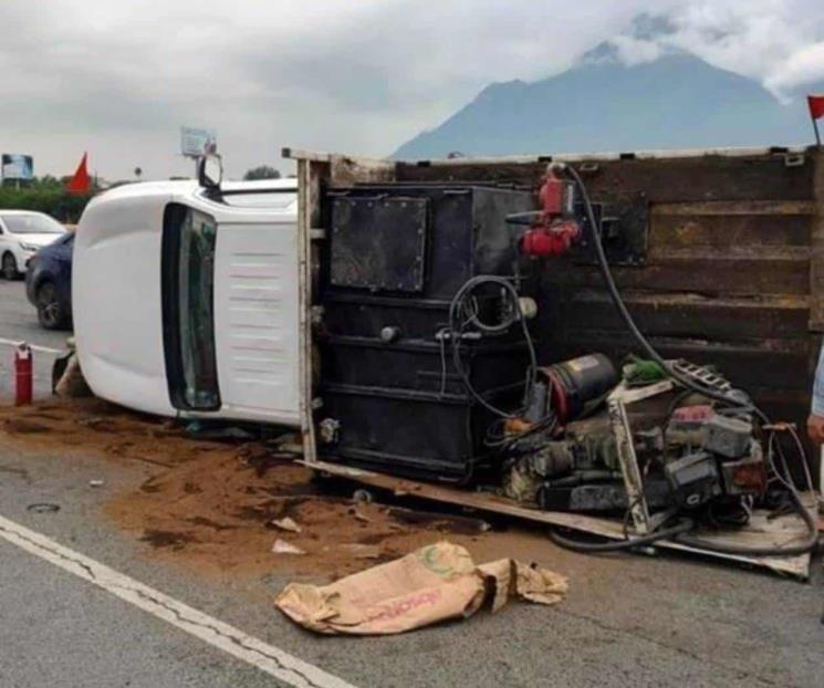 Vuelca camioneta al estrellarse contra muro