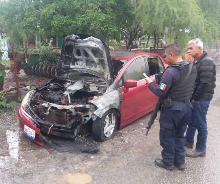 Arde auto en Montemorelos
