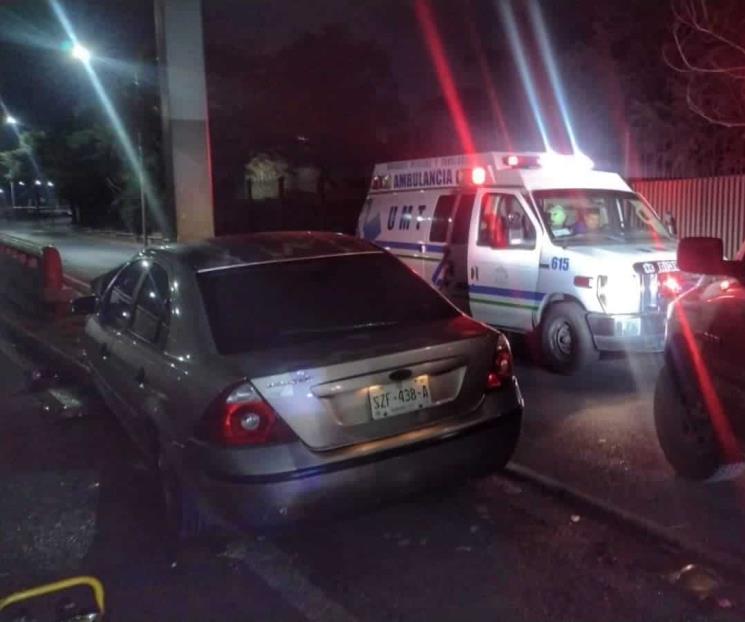 Muere automovilista tras estrellarse contra señalamiento