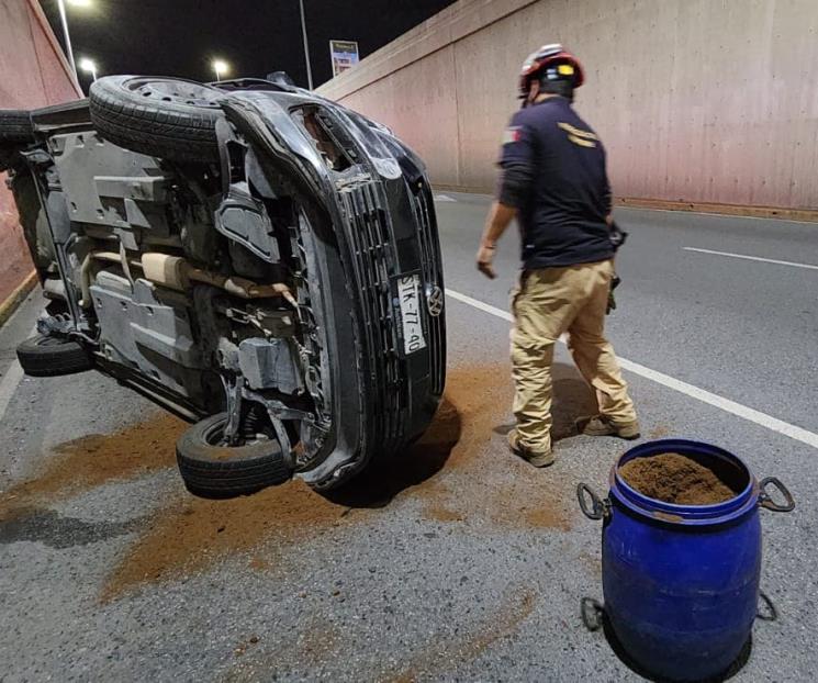 Volcadura deja un lesionado en Paseo de los Leones