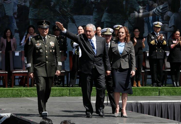 Trato especial, militares atienden a familia de AMLO