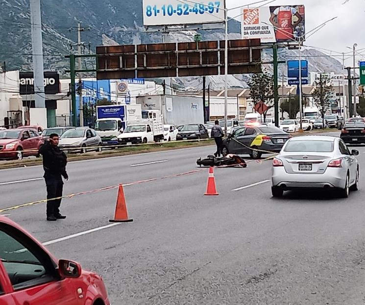 Muere motociclista al estrellarse con árbol