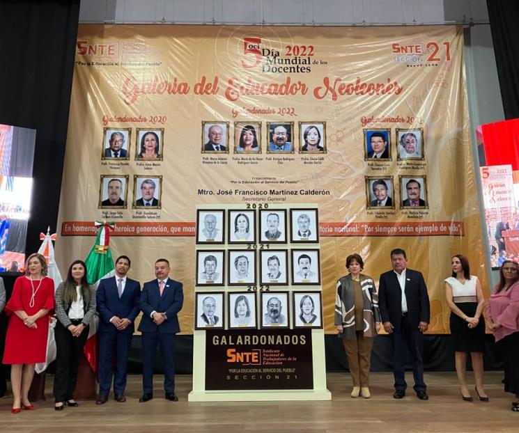 Celebran ingreso a la Galería del Educador Neolonés