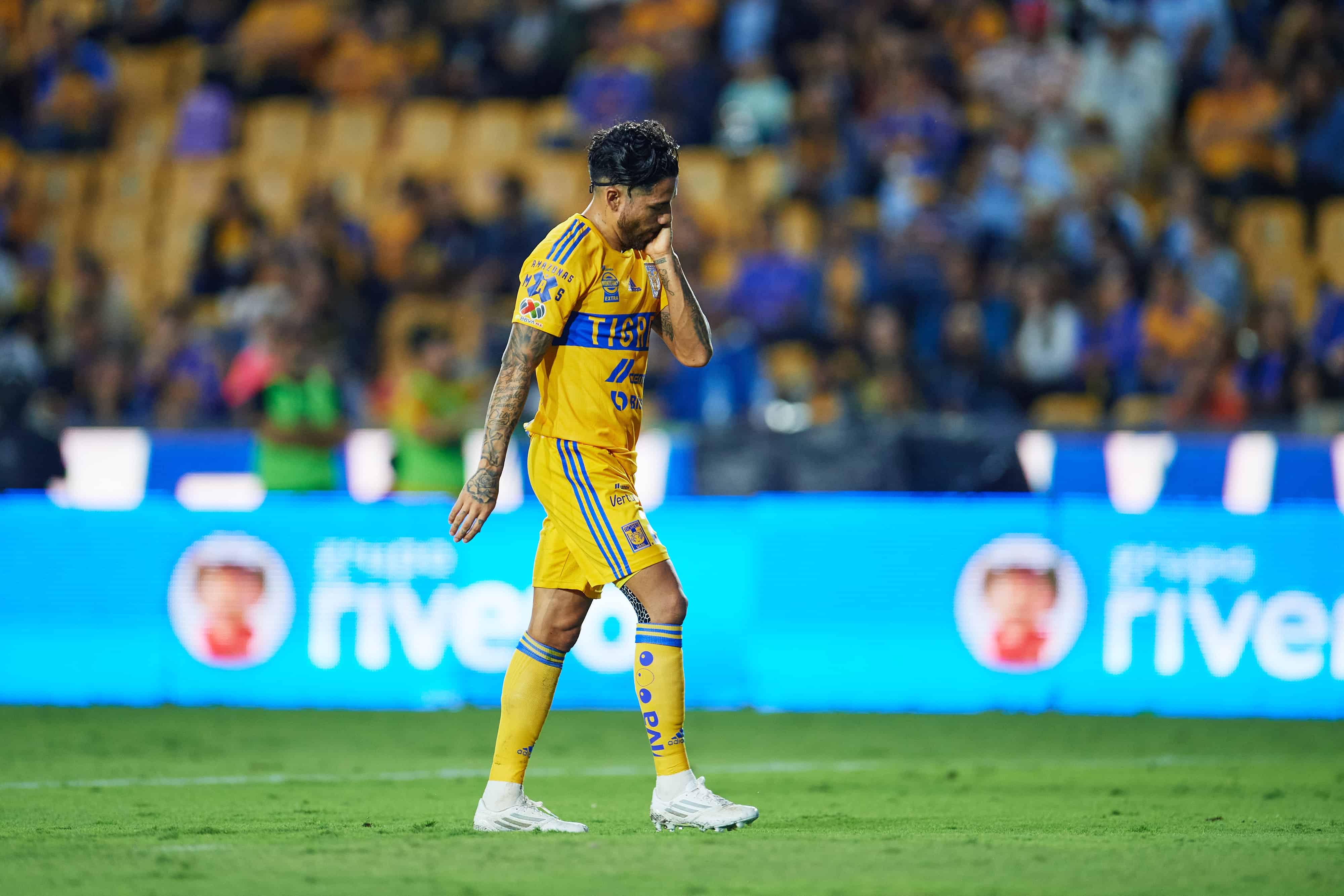 Javier Aquino se va expulsado tras cometer una falta.