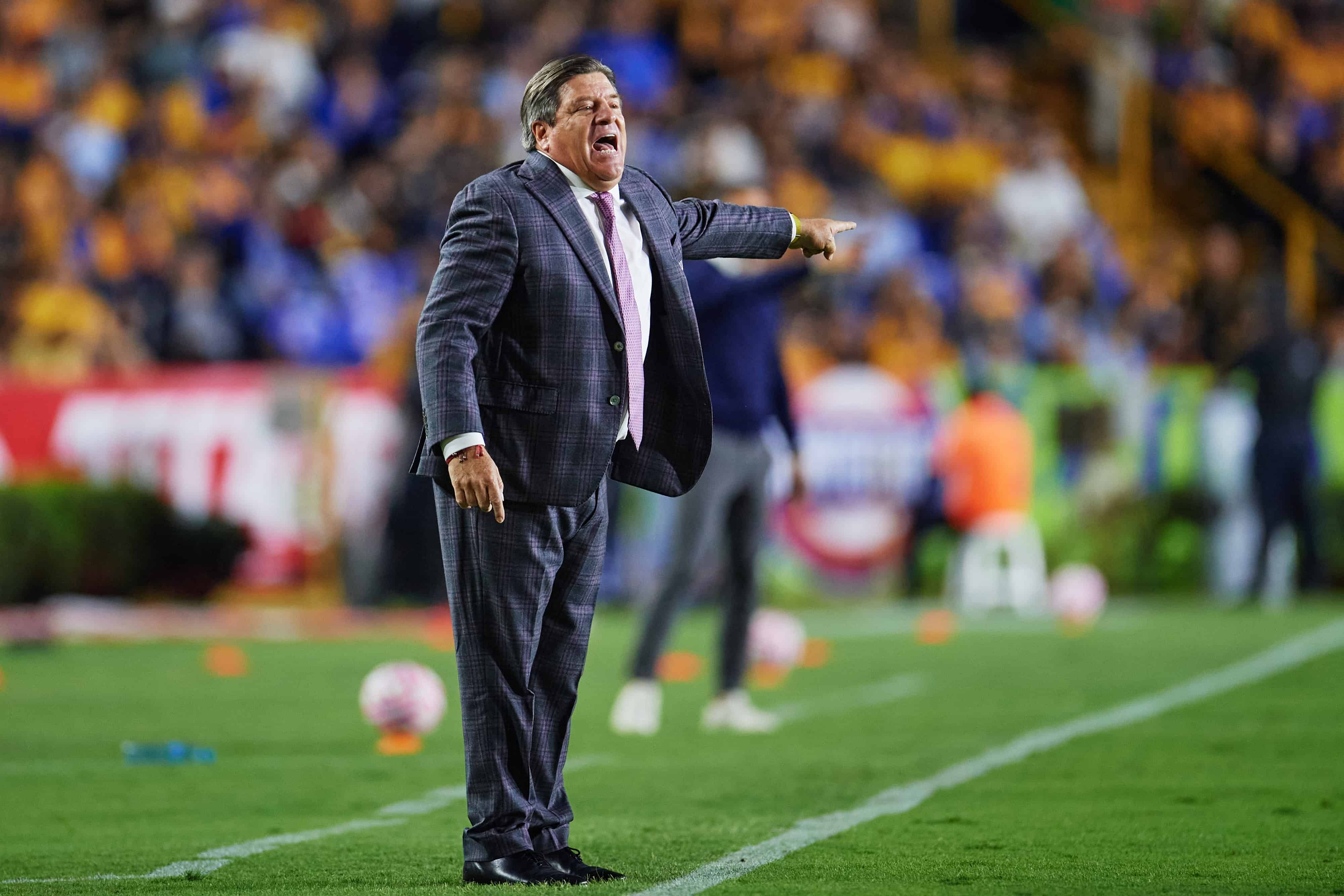 Miguel Herrera dando indicaciones.