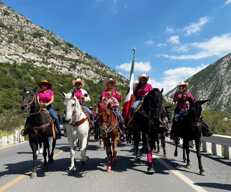Celebran en Santa la “Cabalgata Rosa”