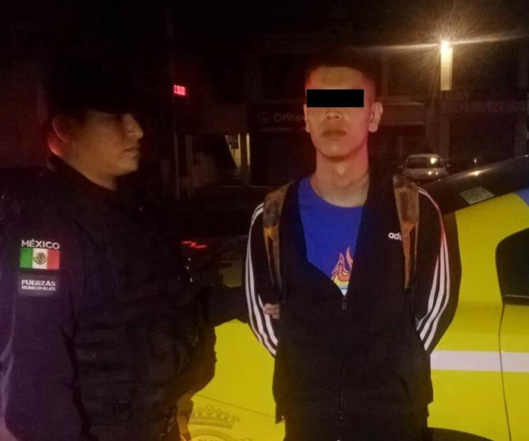 Detienen a dos jóvenes por grafitear edificio