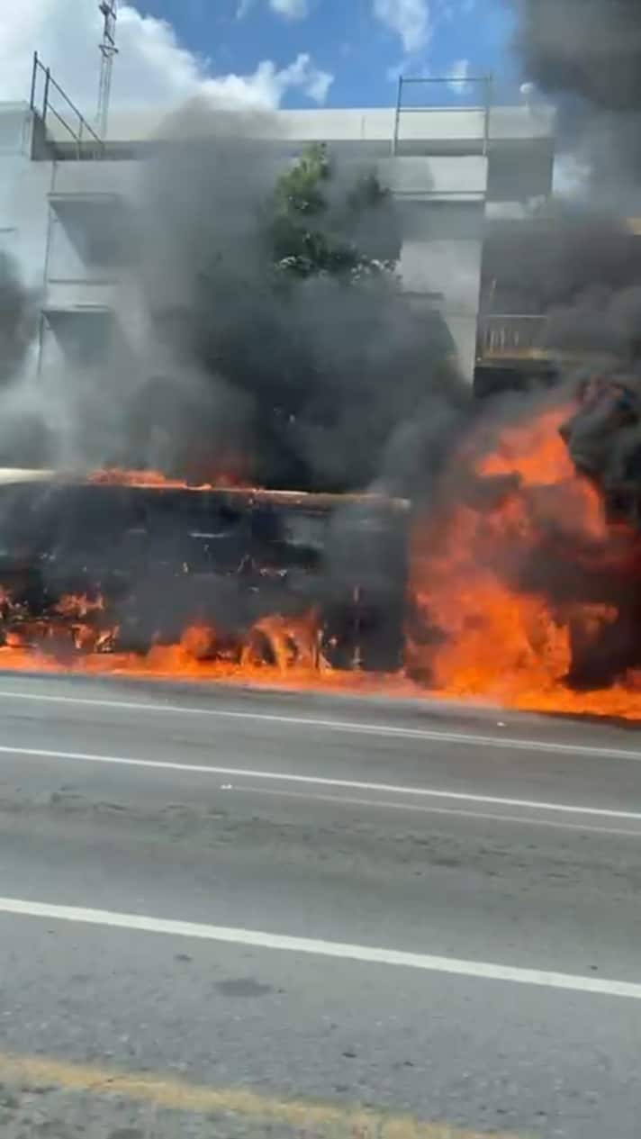 Un transporte urbano de la Ruta 601 en el que viajaban al menos 40 personas, se incendió la tarde de ayer