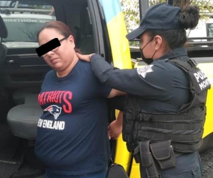 Cae pareja por robar botellas de licor