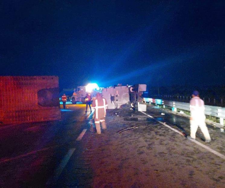 Vuelca tráiler sobre Autopista a Laredo