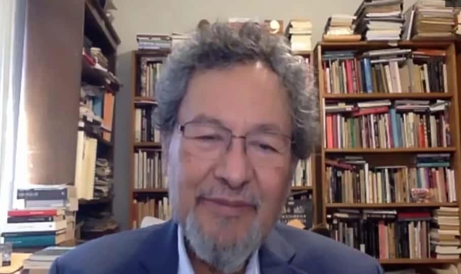 Élmer Mendoza dice que hay que escribir sin miedo
