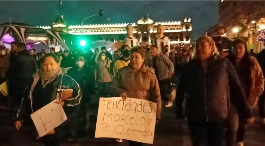 Le llevan la fiesta a Ebrard a Palacio Nacional