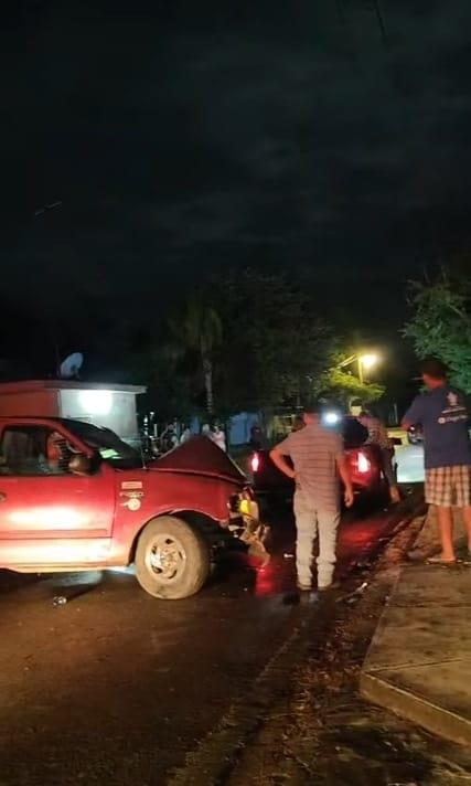 Choca camioneta contra fachada