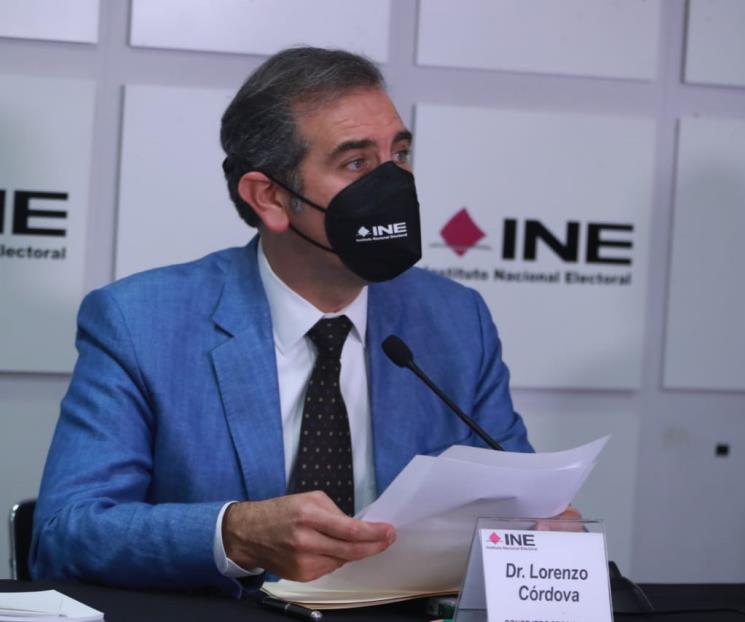 Destacan aportaciones del IFE y el INE