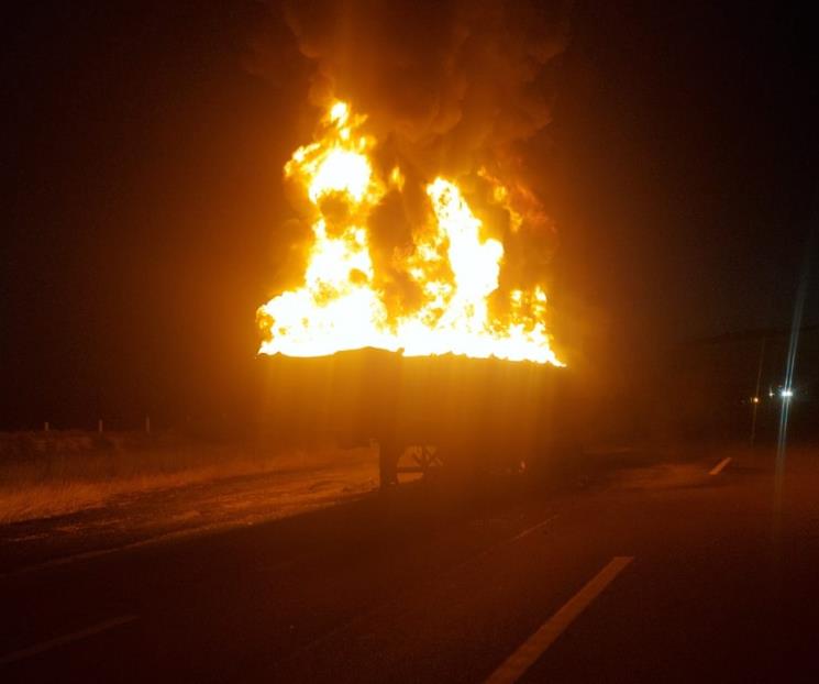 Se incendia pipa sobre Autopista a Reynosa