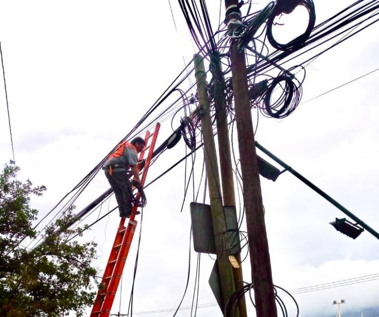 Retiran cableado en desuso en calles de Santa Catarina