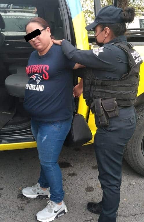 Después de intentar robar dos botellas de whiskey de una tienda, una pareja fue arrestada