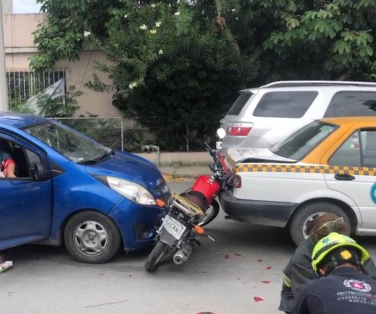Motociclista queda prensado entre dos automóviles
