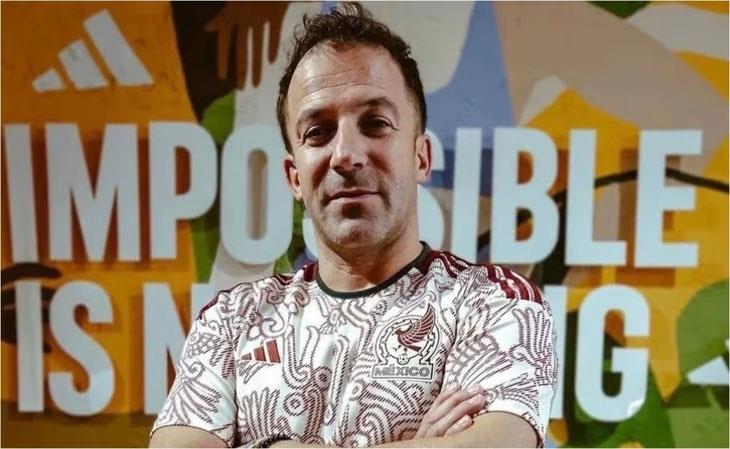 Alessandro Del Piero porta alegre la playera del Tri