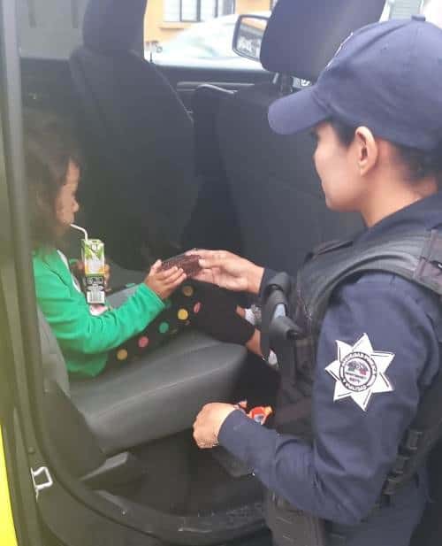 Una niña de cinco años de edad que se salió de su domicilio sin que sus familiares se dieran cuenta, fue localizada en una plaza de la Colonia Hidalgo, donde caminaba sola