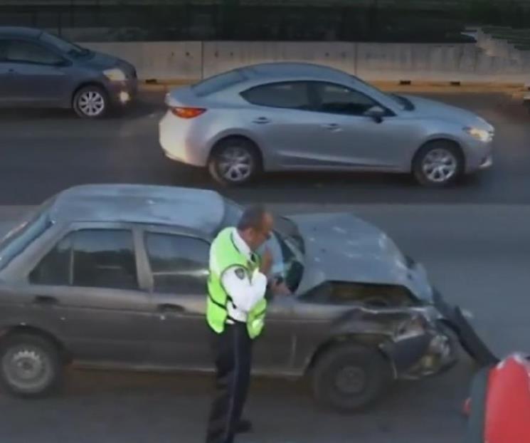 Cambiaba llanta de su auto, lo arrollan