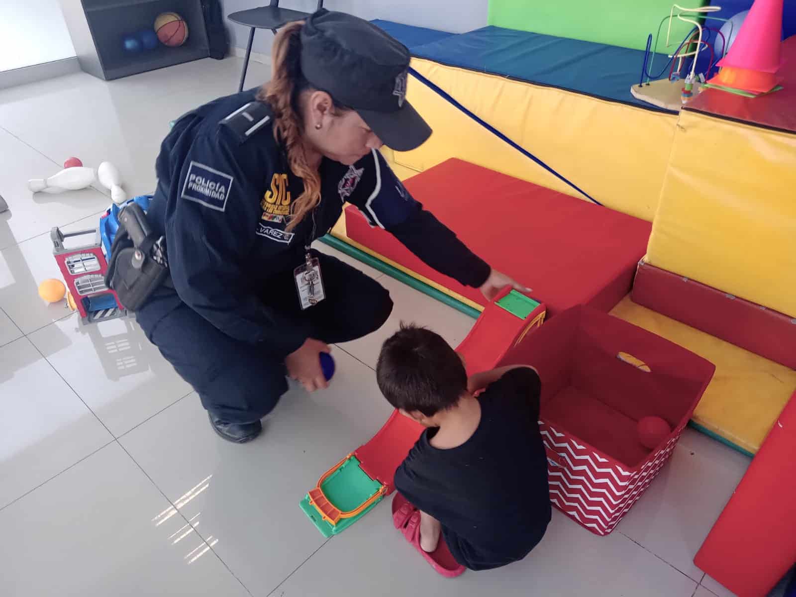 La mamá del niño que fue encontrado por policías de Escobedo, acudió este lunes a reclamarlo, pero no se lo entregaron