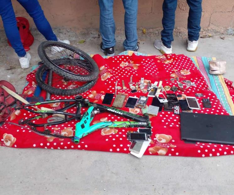 Sorprenden a familia vendiendo objetos robados