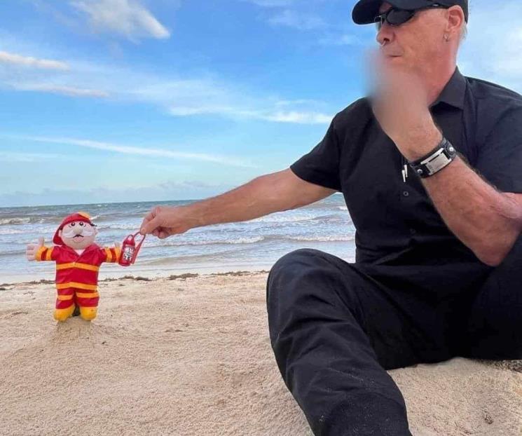 Vacaciona vocalista de Rammstein con peluche de Dr.Simi 