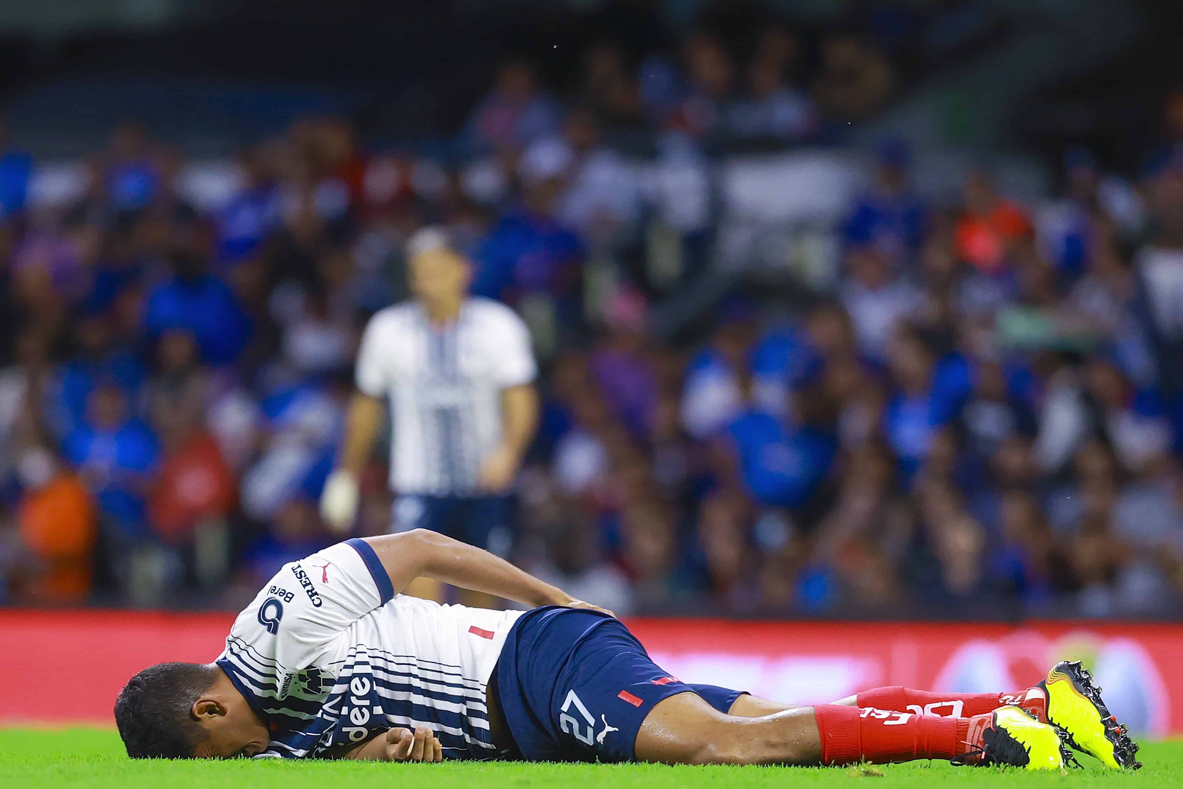 Luis Romo queda tendido sobre el terreno de juego.