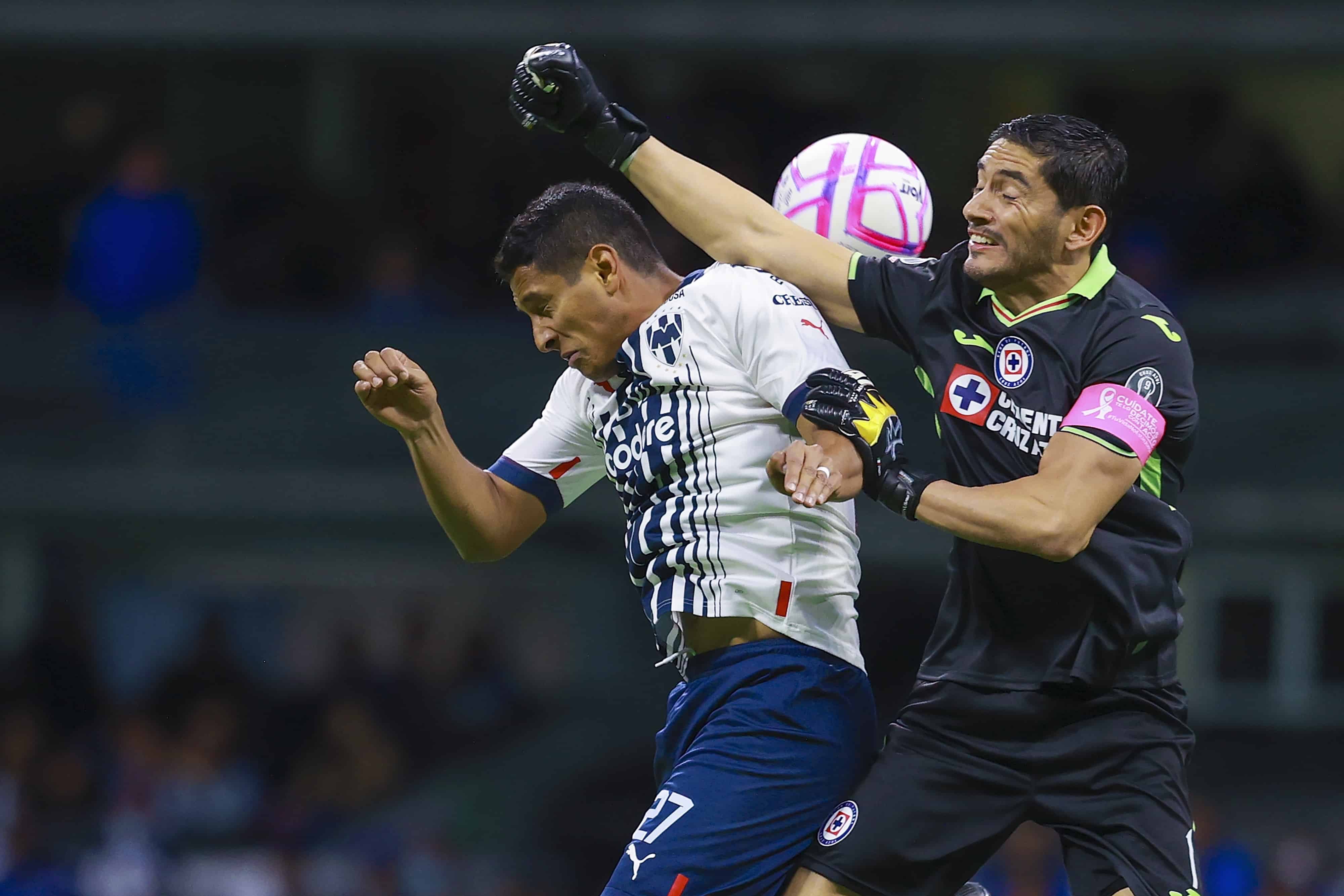 Jesús Corona impacta a Luis Romo y se reclama la jugada como penal, pero no se marca.