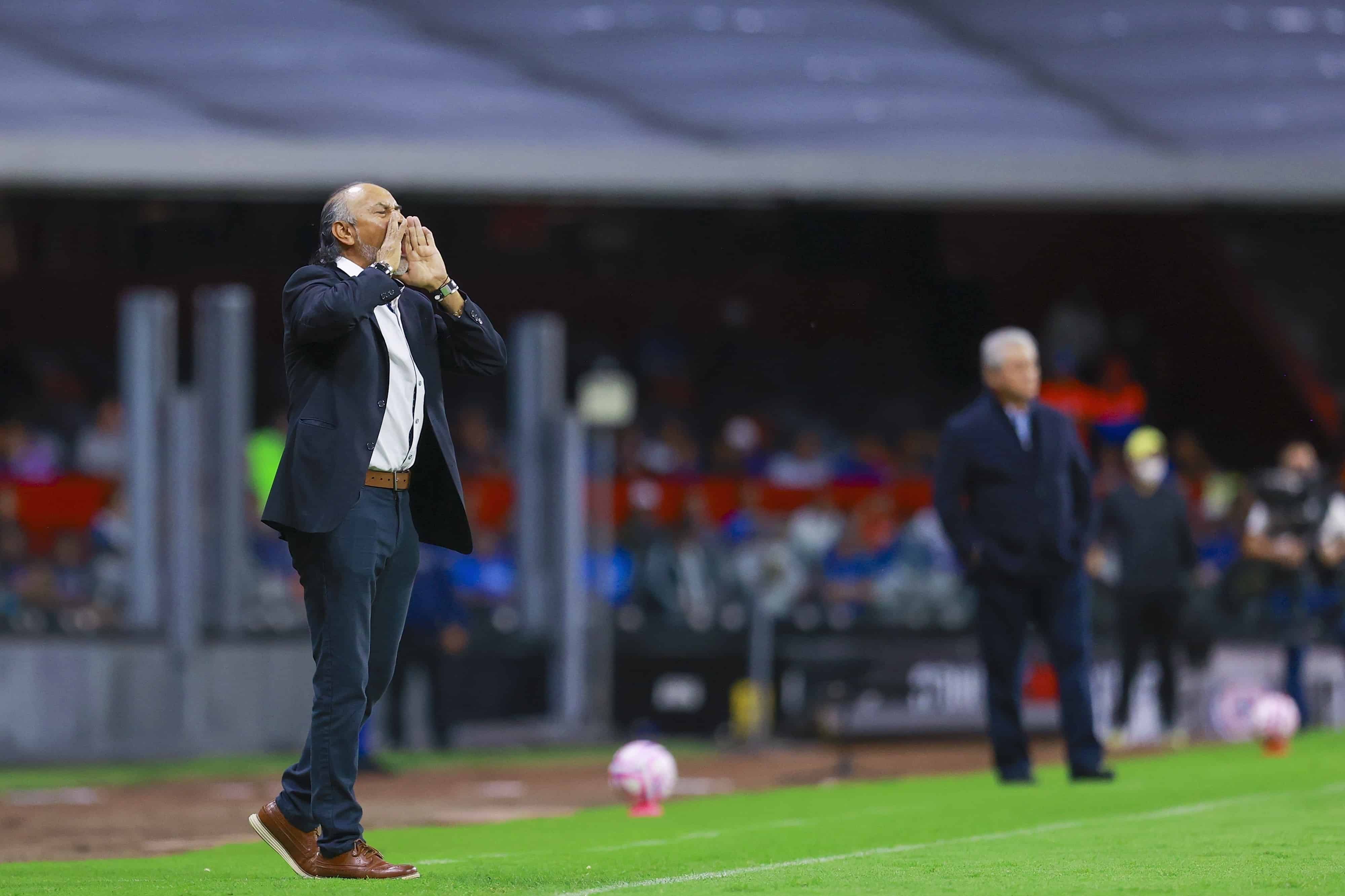 Raúl Gutiérrez dando indicaciones a su equipo.