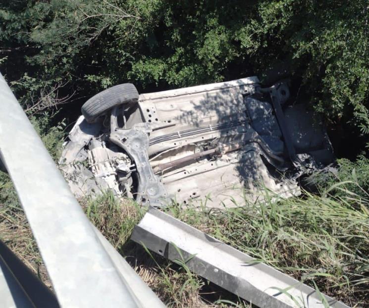 Vuelca auto y cae sobre arroyo